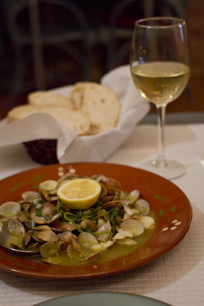 Local clams with butter and garlic, and a crisp, refreshing vinho verde...